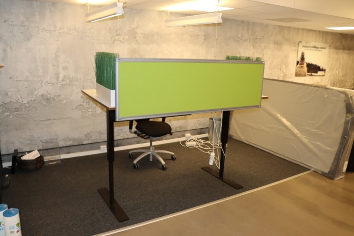 930817-12 Raise/lower desk with office chair