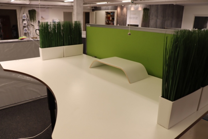 930817-13 Raise/lower desk with office chair