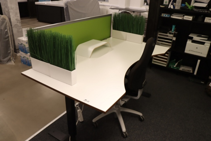 930817-14 Raise/lower desk with office chair
