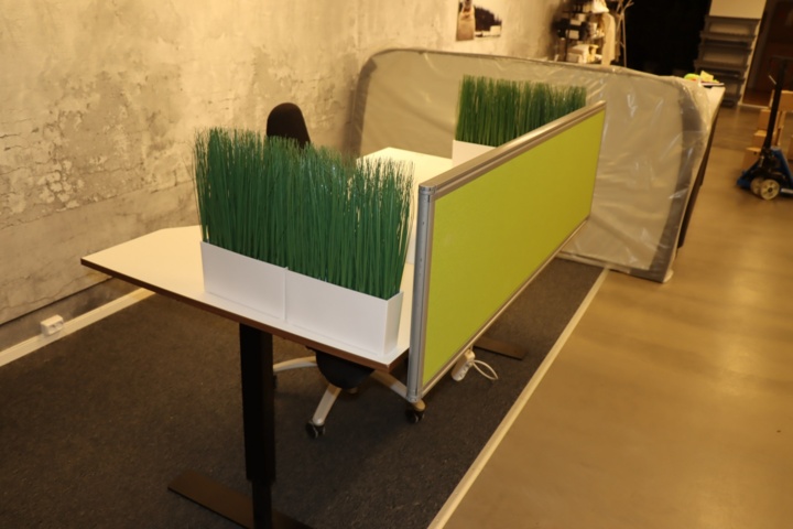 930817-16 Raise/lower desk with office chair