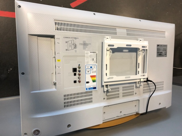 988442-8 Samsung UE40J5515AK 40-tuumainen TV - Ei pohjahintaa