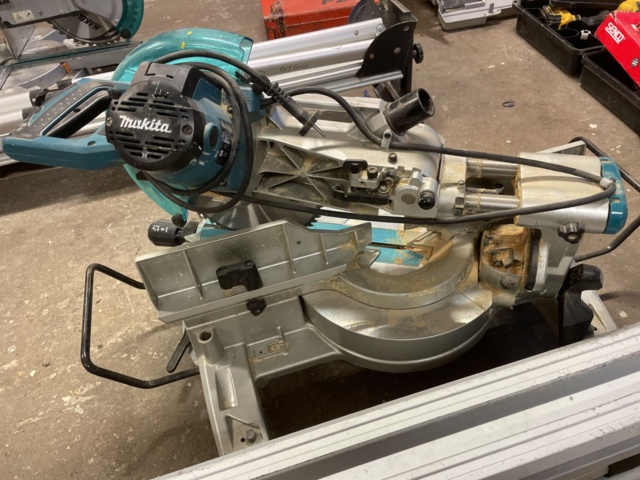 986233-3 Makita kap- och gersåg, komplett med sågbänk
