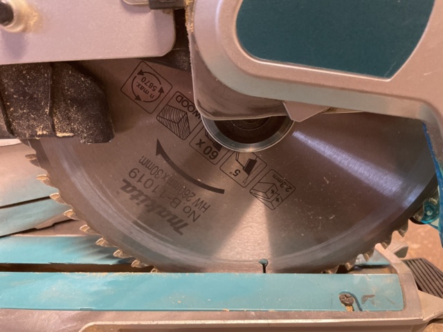 986233-6 Makita kap- och gersåg, komplett med sågbänk
