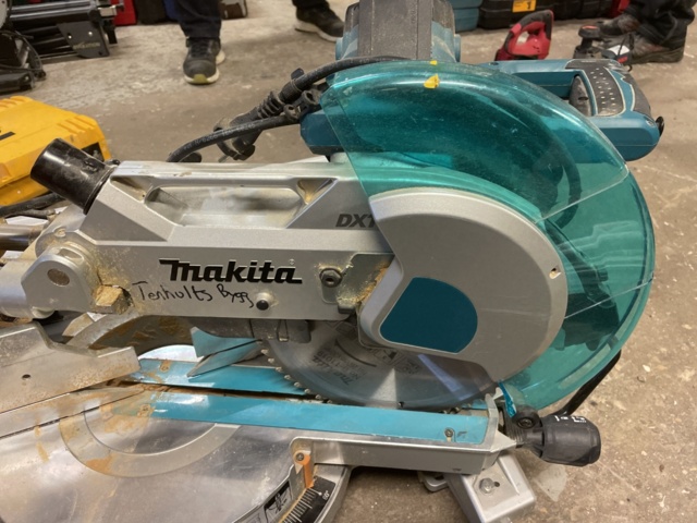 986233-8 Makita kap- och gersåg, komplett med sågbänk