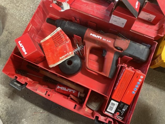 986258-3 Bolt nail gun Hilti DX A41 with various shots and nails