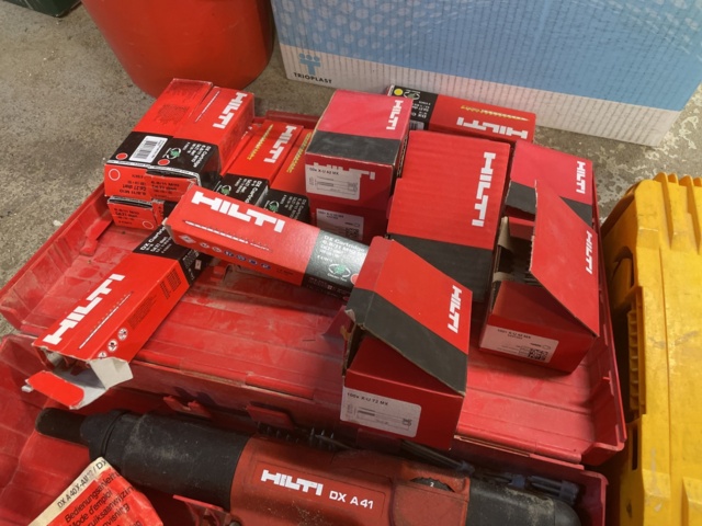 986258-4 Bolt nail gun Hilti DX A41 with various shots and nails