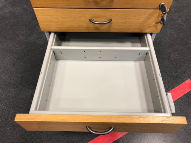 989516-7 Isku pöytälaatikosto - Ei pohjahintaa