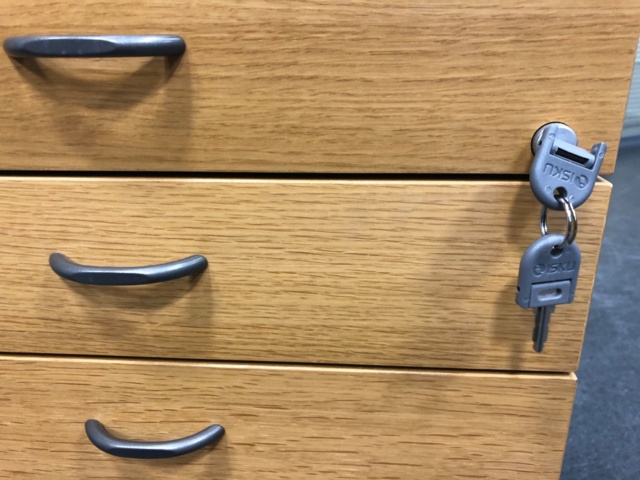 989516-8 Isku pöytälaatikosto - Ei pohjahintaa