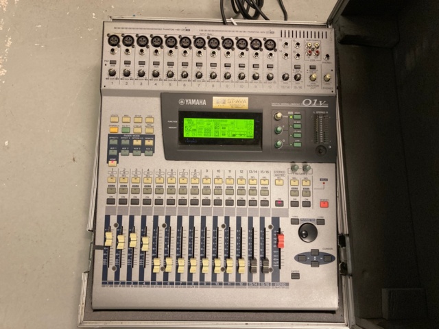 989543-1 Yamaha 01V Digital Mixing Console