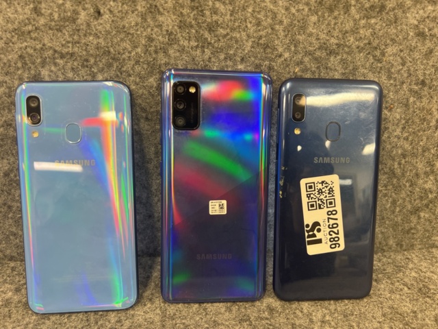 982678-4 Phones Samsung A41 and 2 pcs A20E