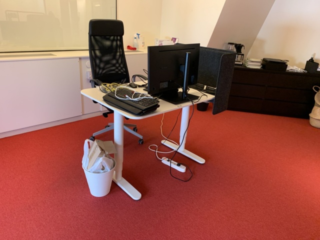 941010-1 Office furniture: 2 electrically raise/lower desks, office chairs, armchairs, etc