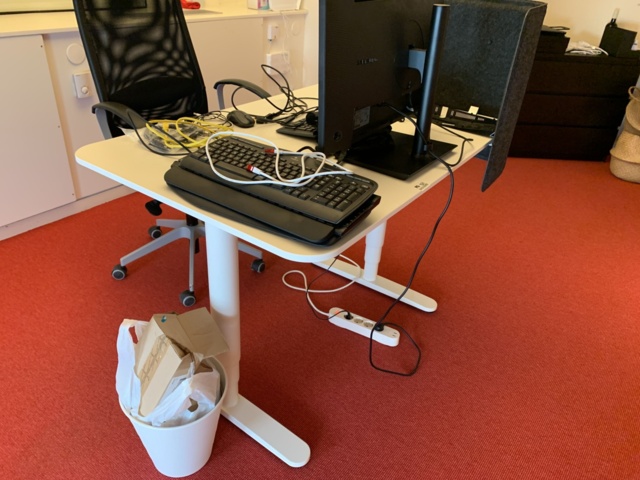 941010-2 Office furniture: 2 electrically raise/lower desks, office chairs, armchairs, etc