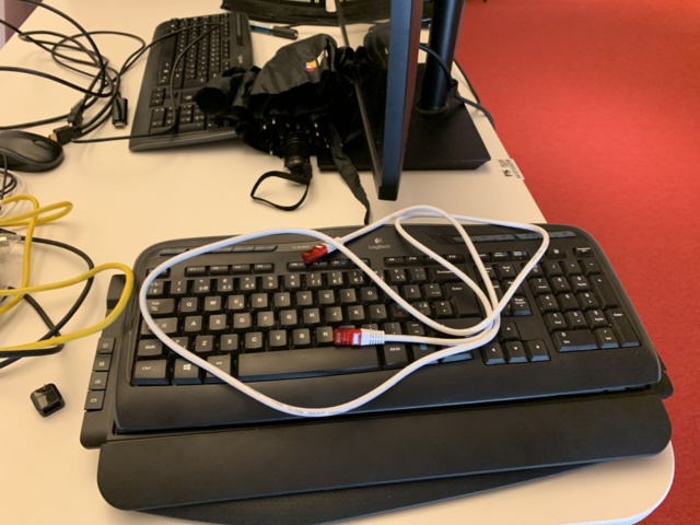 941010-3 Office furniture: 2 electrically raise/lower desks, office chairs, armchairs, etc