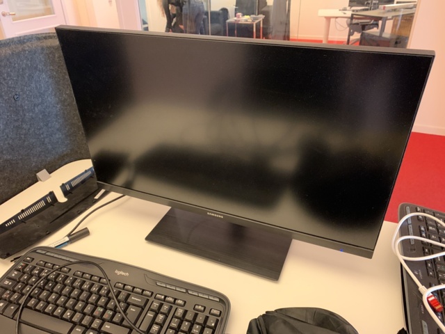 941010-4 Office furniture: 2 electrically raise/lower desks, office chairs, armchairs, etc