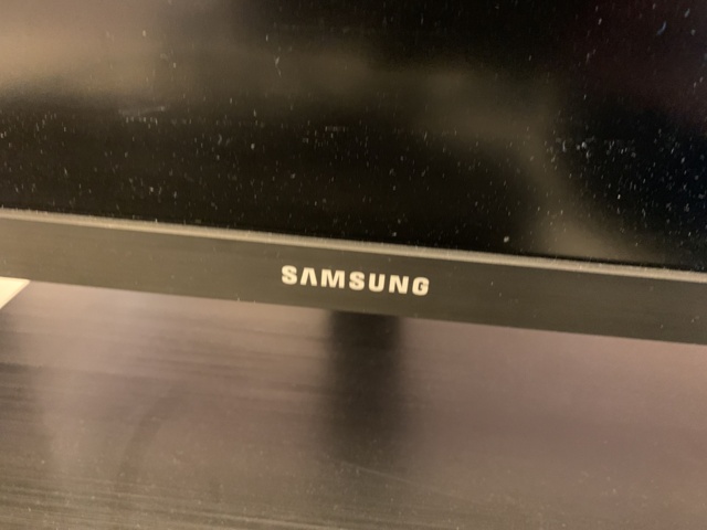 941010-5 Office furniture: 2 electrically raise/lower desks, office chairs, armchairs, etc