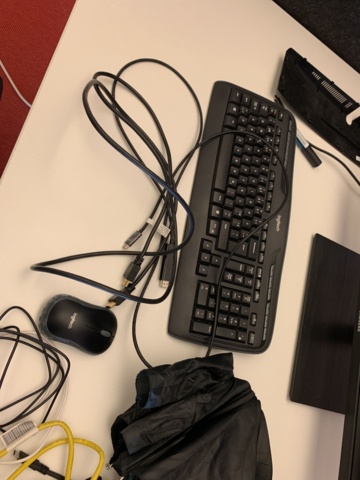 941010-6 Office furniture: 2 electrically raise/lower desks, office chairs, armchairs, etc