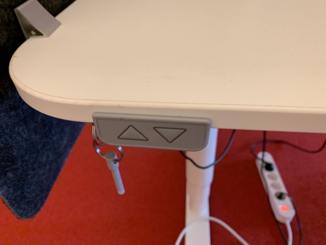 941010-8 Office furniture: 2 electrically raise/lower desks, office chairs, armchairs, etc