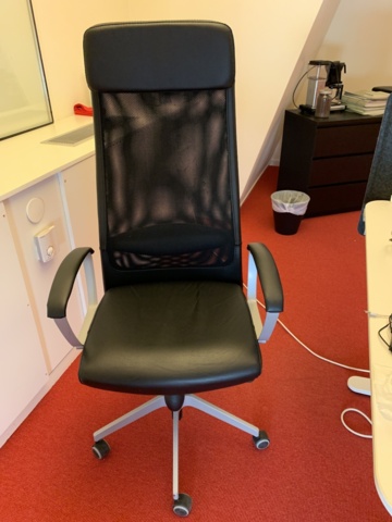 941010-9 Office furniture: 2 electrically raise/lower desks, office chairs, armchairs, etc