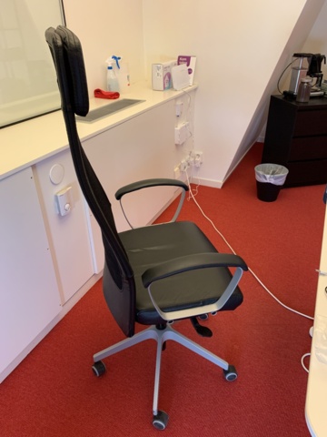 941010-10 Office furniture: 2 electrically raise/lower desks, office chairs, armchairs, etc