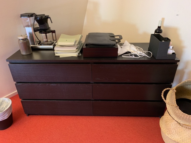 941010-11 Office furniture: 2 electrically raise/lower desks, office chairs, armchairs, etc