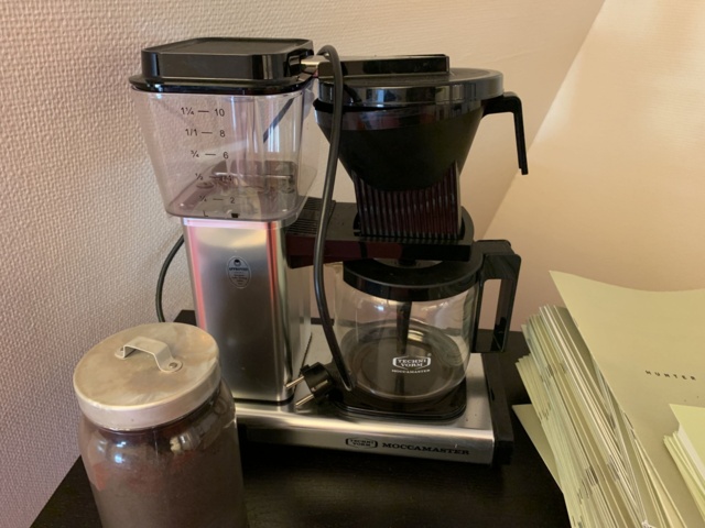 941010-12 Office furniture: 2 electrically raise/lower desks, office chairs, armchairs, etc