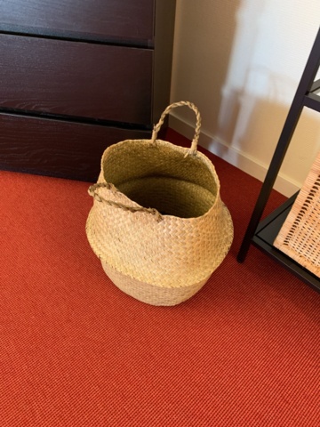 941010-13 Office furniture: 2 electrically raise/lower desks, office chairs, armchairs, etc