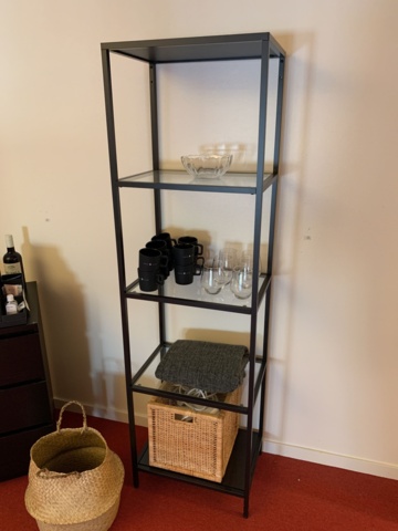 941010-14 Office furniture: 2 electrically raise/lower desks, office chairs, armchairs, etc