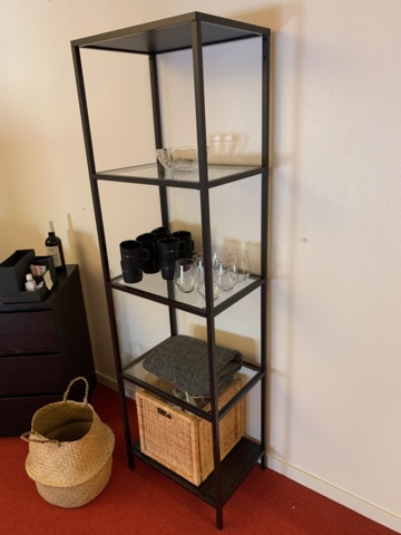 941010-15 Office furniture: 2 electrically raise/lower desks, office chairs, armchairs, etc