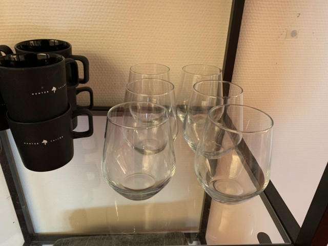 941010-16 Office furniture: 2 electrically raise/lower desks, office chairs, armchairs, etc