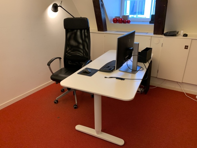 941010-17 Office furniture: 2 electrically raise/lower desks, office chairs, armchairs, etc