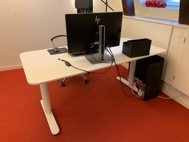 941010-18 Office furniture: 2 electrically raise/lower desks, office chairs, armchairs, etc