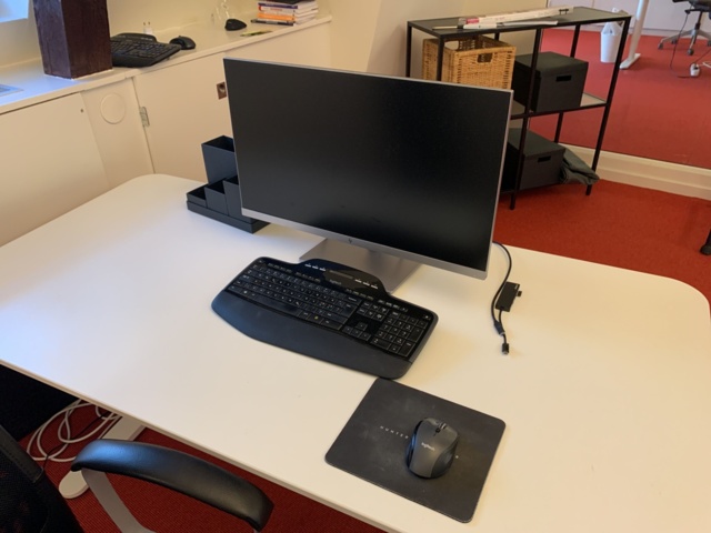 941010-19 Office furniture: 2 electrically raise/lower desks, office chairs, armchairs, etc