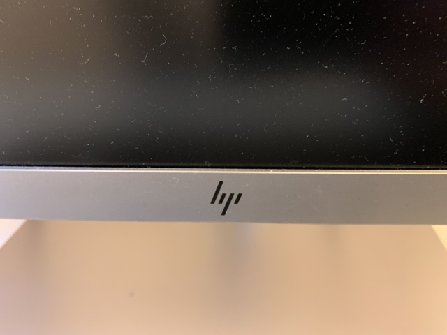 941010-20 Office furniture: 2 electrically raise/lower desks, office chairs, armchairs, etc