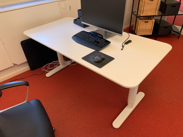 941010-22 Office furniture: 2 electrically raise/lower desks, office chairs, armchairs, etc