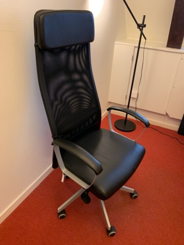 941010-23 Office furniture: 2 electrically raise/lower desks, office chairs, armchairs, etc