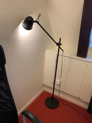 941010-24 Office furniture: 2 electrically raise/lower desks, office chairs, armchairs, etc