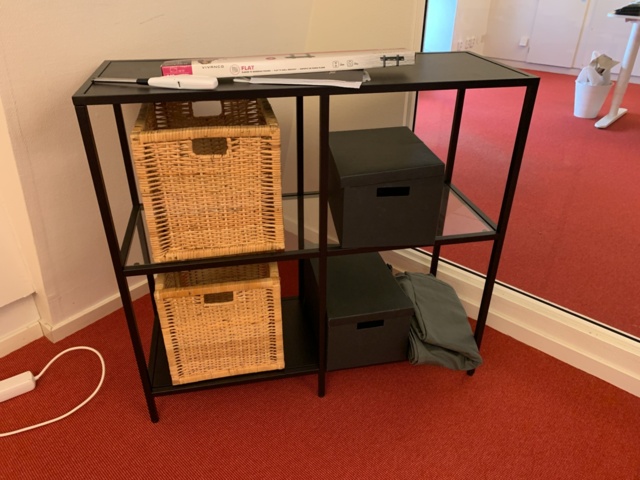 941010-25 Office furniture: 2 electrically raise/lower desks, office chairs, armchairs, etc