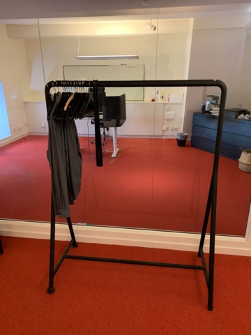 941010-26 Office furniture: 2 electrically raise/lower desks, office chairs, armchairs, etc