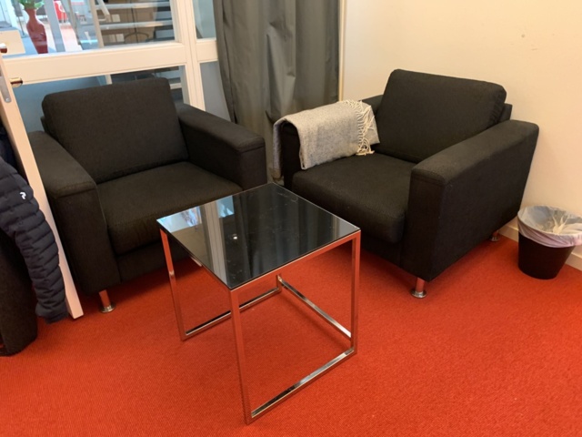 941010-27 Office furniture: 2 electrically raise/lower desks, office chairs, armchairs, etc