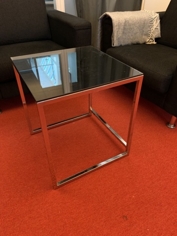 941010-28 Office furniture: 2 electrically raise/lower desks, office chairs, armchairs, etc