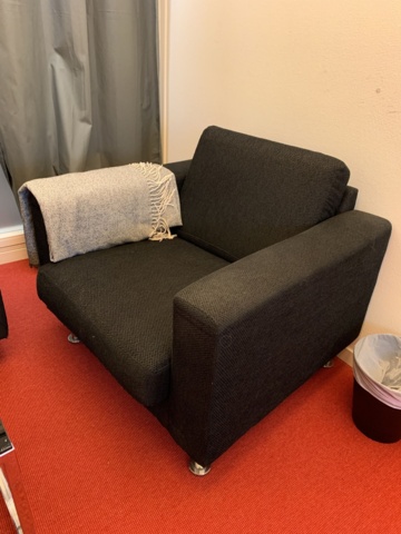 941010-29 Office furniture: 2 electrically raise/lower desks, office chairs, armchairs, etc