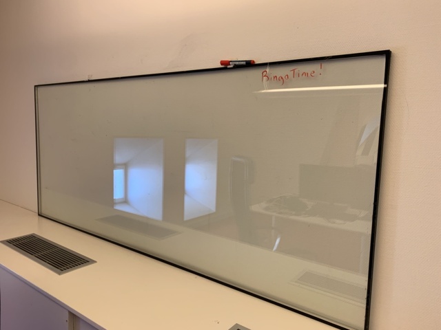 941010-30 Office furniture: 2 electrically raise/lower desks, office chairs, armchairs, etc