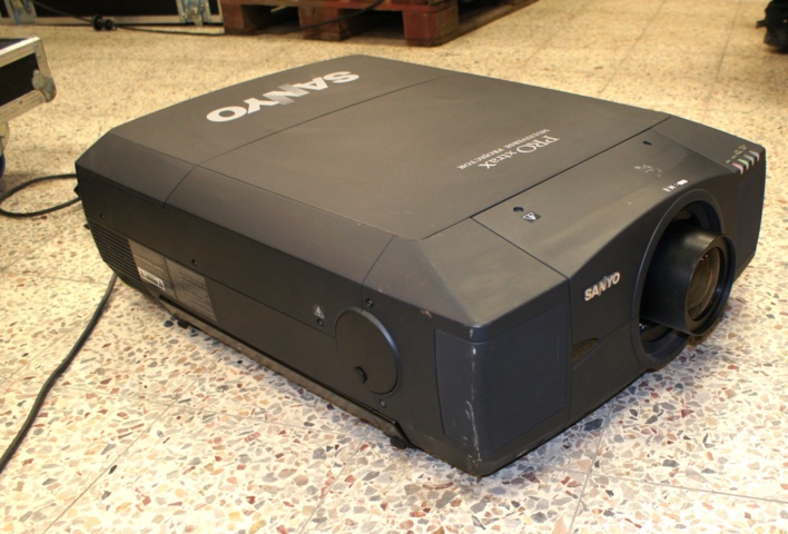 Projector Sanyo XF 46 Incl. lens - PS Auction - We value the future ...