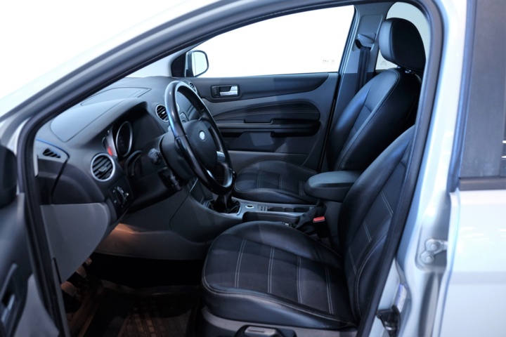 989811-8 Ford Focus Kombi 1.6 TDCi -2010