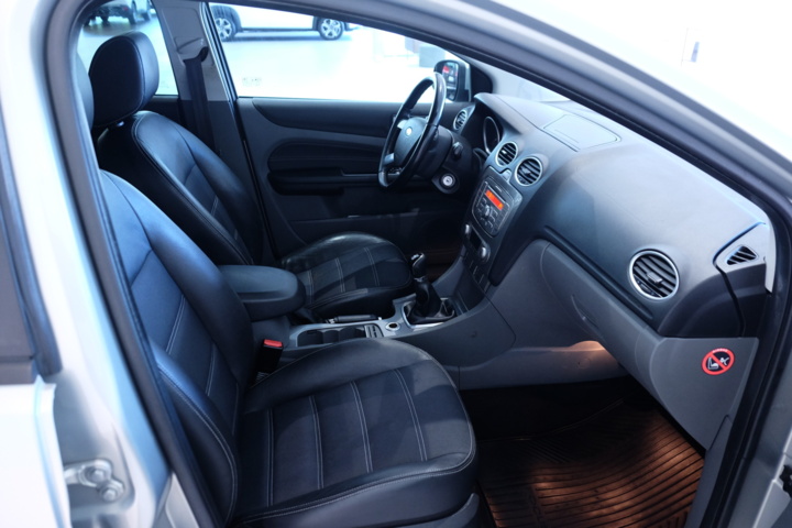 989811-10 Ford Focus Kombi 1.6 TDCi -2010