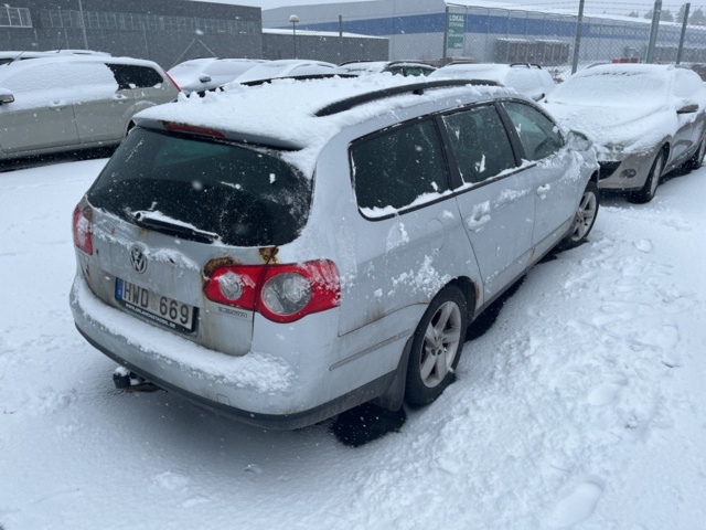 989810-7 Volkswagen Passat Variant 1.9 TDI -2009