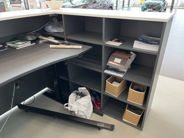 869056-8 Reception desk with adjustable desk