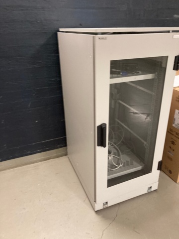 990735-3 Knurr datakaappi