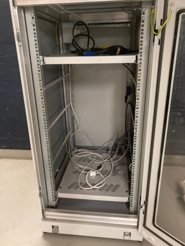 990735-4 Knurr datakaappi