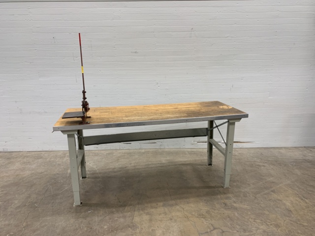 990925-1 Workbench with sheet metal shears